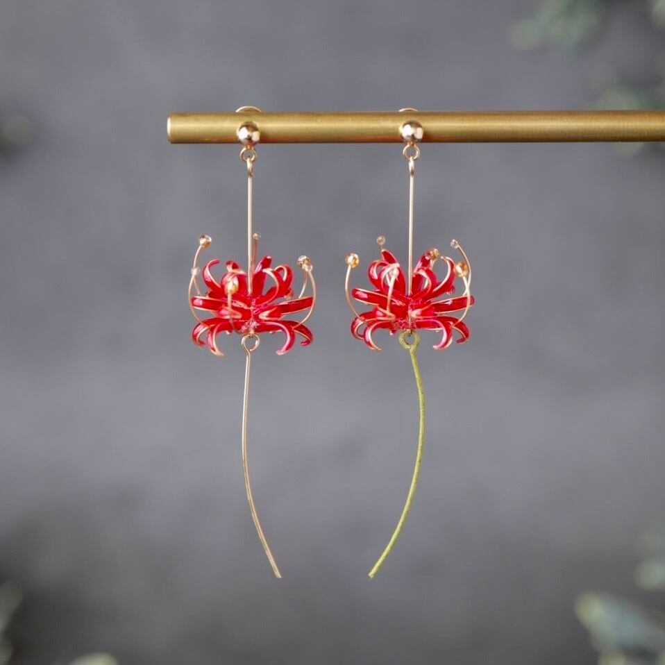 Lily in the Autumn Breeze | spider lily jewelry
