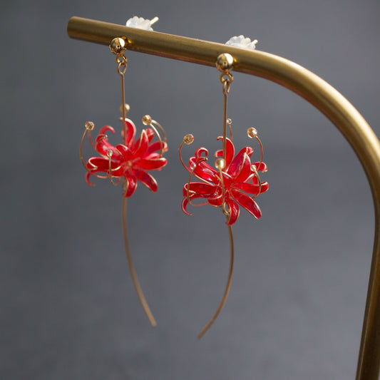 Lily in the Autumn Breeze | spider lily jewelry