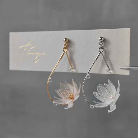 Water Lily on Still Waters – Gold,Silver –